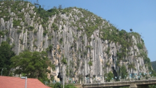 Huebscher Berg in Gua Musang