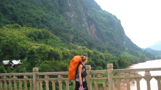 Christin spaziert zu unserem Hostel in Nong Kiao