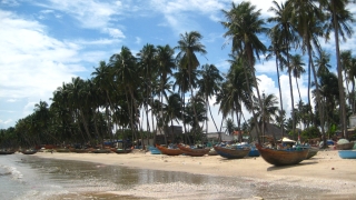 Strand von Mui Ne mit Fischerbooten