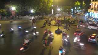 Vielbefahrene Kreuzung am Hoan Thiem Lake in Hanoi