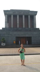 Christin vor dem Ho-Chi-Minh-Mausoleum