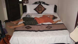 Christin auf dem Bett im Kangaroo Hotel 1