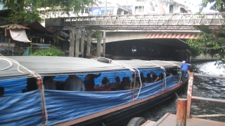 Khlong-Boot mit Spritzschutzfolie