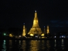 Wat Arun vom Fluss aus bei Nacht