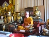 Unglaublich echt aussehender Moench aus Wachs im Wat Phra Singh