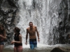 Erk beim Baden im Wasserfall