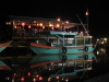 Restaurant-Boot bei Nacht