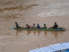 Sechs Erwachsene und ein Kind auf einem Boot auf dem Nam Ou