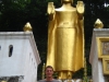 Erk vor Buddhastatue beim Abstieg von Vat Phou Si, Luang Prabang