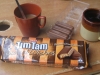 Lecker Tim Tam-Kekse mit Kaffee und Tee